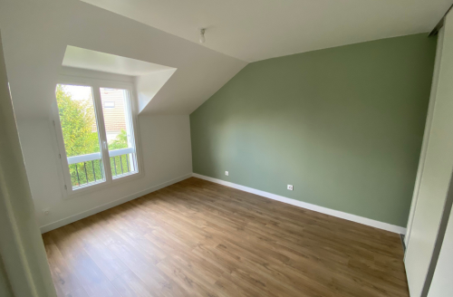 Réfection complète de 4 chambres: Enduits, peintures, électricité, menuiseries, sols.