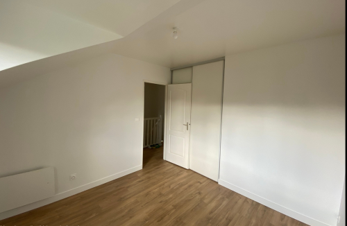 Réfection complète de 4 chambres: Enduits, peintures, électricité, menuiseries, sols.