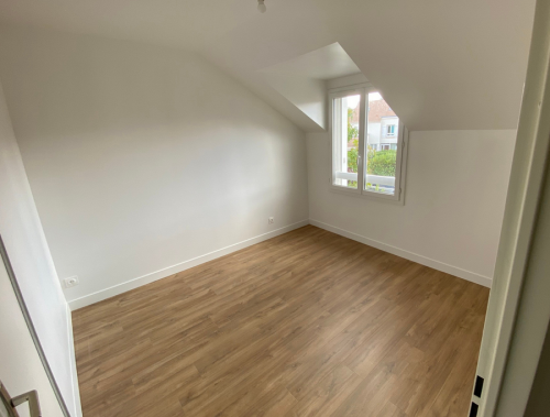 Réfection complète de 4 chambres: Enduits, peintures, électricité, menuiseries, sols.